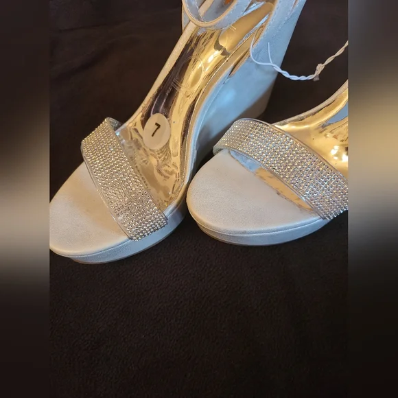 NWOT Sugar size 7 cream platform wedges - Picture 4 of 13